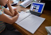 Mehr Ausnahme-Tatbestände für Distanzunterricht beschlossen - Guido Kirchner/dpa