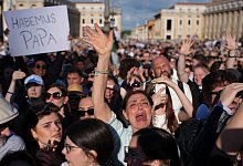 Konklave zur Wahl des neuen Papstes - Emilio Morenatti/AP/dpa