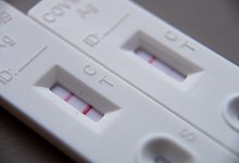 Ein positiver und ein negativer Coronatest - Sebastian Gollnow/dpa/dpa-tmn