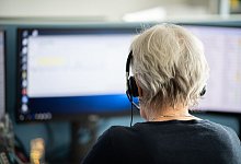 Mitarbeiterin in Telefonzentrale - Daniel Reinhardt/dpa