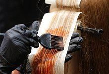 Auffallende Haarfarbe - Foto: Ina Fassbender/dpa-tmn