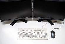 Arbeitsplatz mit zwei Monitoren - Foto: Andrea Warnecke