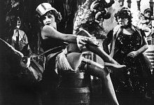 Die deutsche Filmschauspielerin Marlene Dietrich betört als Lola-Lola in dem von Josef von Sternberg inszenierten Ufa-Film «Der blaue Engel» die Männerwelt. - dpa