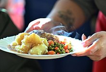 Vielen Menschen fehlt Geld für tägliche vollwertige Mahlzeiten - Martin Schutt/dpa