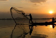 Ein kaschmirischer Fischer wirft sein Netz in den Dal-See. Nach Sch&auml;tzungen sind etwa 34 Prozent der wilden Meeresfischbest&auml;nde &uuml;berfischt, 66 Prozent w&uuml;rden in biologisch nachhaltigem Ausma&szlig; gefangen, hei&szlig;t es in dem Bericht. - Adil Abbas/ZUMA Press Wire/dpa