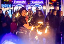 Feuerkünstlerin - Christoph Soeder/dpa