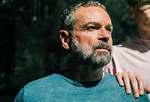 Ein Mann blickt aus dem Fenster - Zacharie Scheurer/dpa-tmn