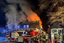 Wohnhaus in Vollbrand - Justin Brosch/dpa