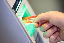 Bankkundin - Thomas Banneyer/dpa