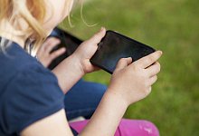 Ein Kind spielt mit dem Smartphone - Foto: Silvia Marks/dpa-tmn