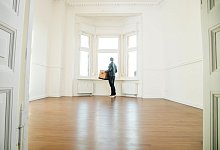 Mann mit Umzugskiste in einer Wohnung - Christin Klose/dpa-tmn