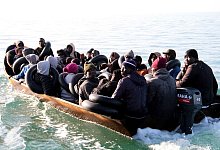 Flüchtlinge in einem Blechboot - AP/dpa