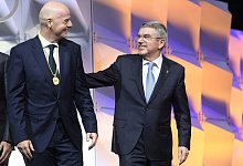 Infantino und Bach - Foto: Laurent Gillieron/KEYSTONE/dpa