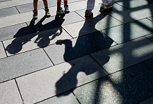Schatten einer Frau und Kindern - Julian Stratenschulte/dpa/dpa-tmn
