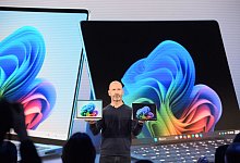 Notebook und Tablet der Marke Surface von Windows - Andrej Sokolow/dpa/dpa-tmn