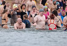 Neujahrsschwimmen in Wesel - Christoph Reichwein/dpa