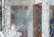 Zerst&ouml;rte Scheibe eines Fensters - Markus Scholz/dpa-tmn