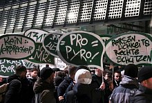 Demonstration gegen verschärfte Sicherheitsmaßnahmen beim Fußball - Focke Strangmann/dpa