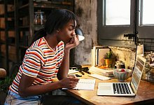 Nur eine Schreibtischleuchte - Bonninstudio/Westend61/dpa-tmn