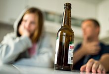 Gesundheitspolitiker warnen vor fr&uuml;hzeitigem Alkoholkonsum - Alexander Heinl/dpa/dpa-tmn