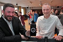 Tanz-App mit Kinderkrankheiten: Student Christian Siek (links) hat eine Anwendungssoftware entwickelt, die beim Praxistest einige T&uuml;cken aufweist. Tanzlehrer Heiko Raske nimmt es mit Humor und verl&auml;sst sich lieber auf sein Geh&ouml;r. - Stork