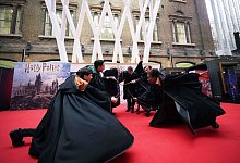 Darsteller der West-End-Besetzung von &laquo;Harry Potter und das verwunschene Kind&raquo; am Bahnhof King\\\'s Cross. - Yui Mok/PA/AP/dpa