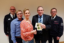 Dank: B&uuml;rgermeister Friedrich Ehlert (Zweiter von rechts) sowie G&uuml;nther Ostrop (links) und Stephan Kempa (rechts) von der Feuerwehr mit Stefanie und Andreas Gra&szlig;l. - Lorraine Brinkmann