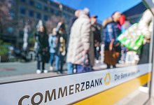 Menschenschlange vor Commerzbank-Filiale - Andreas Arnold/dpa