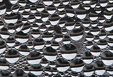 Kondenswasser an einer Fensterscheibe - Karl-Josef Hildenbrand/dpa/dpa-tmn