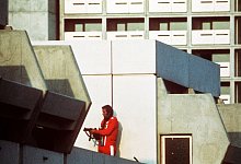 Ein bewaffneter Polizeibeamter am 5. September 1972 im Olympischen Dorf in M&uuml;nchen. - Horst Ossinger/dpa