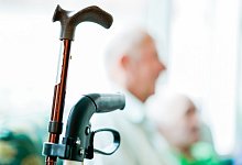 Rollator und Gehstock - Foto: Uwe Anspach/dpa