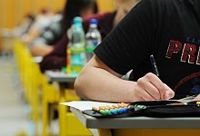 Abitur-Pr&uuml;fung - Foto: Armin Weigel/dpa