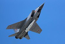 Ein Mikoyan MiG-31 Abfangj&auml;ger der russischen Luftwaffe fliegt bei einer russischen Milit&auml;rparade mit einer ballistischen Luft-Boden-Rakete &laquo;Kinschal&raquo; (Kh-47M2 Kinzhal) durch die Luft. - Pavel Golovkin/AP/dpa