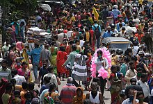 Menschen gehen dichtgedr&auml;ngt auf einem Wochenmarkt im indischen Mumbai einkaufen. - Ashish Vaishnav/SOPA Images via ZUMA Press Wire/dpa