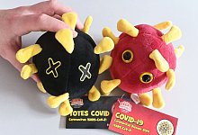 Corona-Plüschfiguren - Foto: Uli Deck/dpa