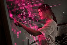 Junge Frau nutzt Technik mit KI-Technologie - Uwe Umstätter/Westend61/dpa-tmn