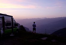 Camper im Sonnenuntergang in der Schweiz - Daniela Pensold/Landvergnügen/dpa-tmn