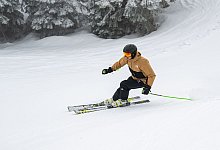 Skifahrer faehrt die Skipiste hinab - Benjamin Nolte/dpa-tmn