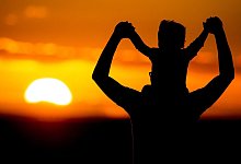 Insbesondere zu Beginn der Corona-Pandemie haben sich mehr Väter um die Kinderbetreuung gekümmert. - Hauke-Christian Dittrich/dpa/Symbolbild