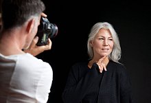 Mann fotografiert Frau - Chris Adams/Westend61/dpa-tmn