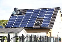 Einfamilienhaus mit Photovoltaikdach - Nestor Bachmann/dpa-tmn