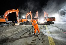 Bauarbeiter sanieren eine Rollbahn auf einem Flughafen - Andreas Arnold/dpa/dpa-tmn