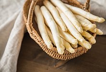 Weißer Spargel liegt in einem Körbchen - Christin Klose/dpa-tmn