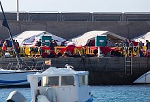 Migranten auf den Kanaren - Foto: Manuel Navarro/dpa