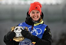 Denise Herrmann freut sich bei der Flower Ceremony &uuml;ber den Gewinn der Goldmedaille. - Hendrik Schmidt/dpa-Zentralbild/dpa