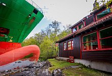 Container-Schiff l&auml;uft auf Grund und verfehlt Haus knapp - Jan Langhaug/NTB/dpa