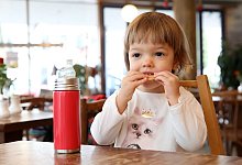 Kleinkind isst einen Keks - Bodo Marks/dpa-tmn