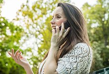 Frau telefoniert mit Smartphone - Christin Klose/dpa-tmn