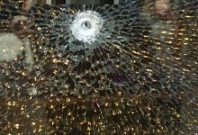 In der Scheibe entstand ein kleines Loch. Der Rest der Scheibe splitterte. - NW