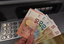 Geld wird abgehoben - Foto: Holger Hollemann/dpa